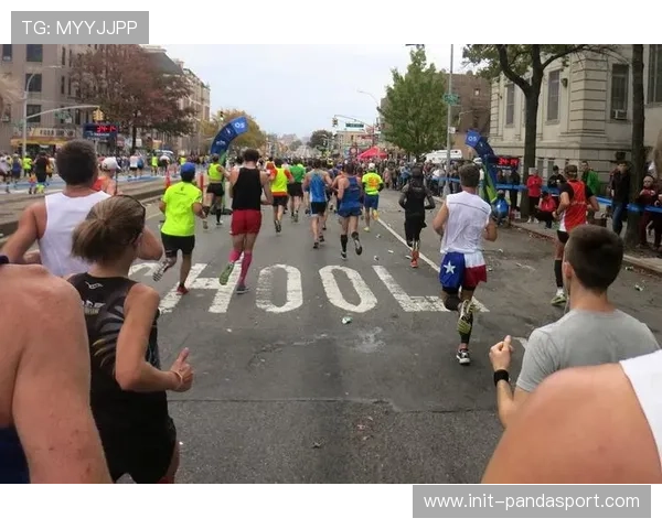 纽约马拉松领先集团保守配速，前5公里用时15分11秒