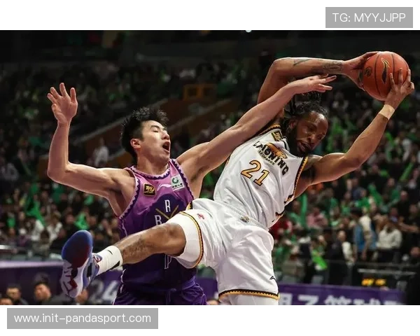 邹雨宸眉骨开裂仍坚持比赛，队长责任感驱动拼搏