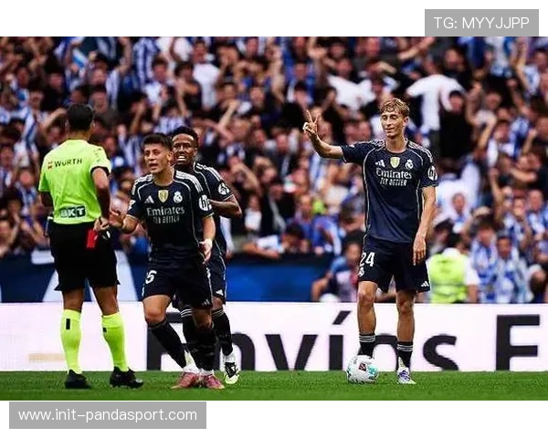 终场哨响，少赛一人的皇家社会球员相拥庆祝重要胜利