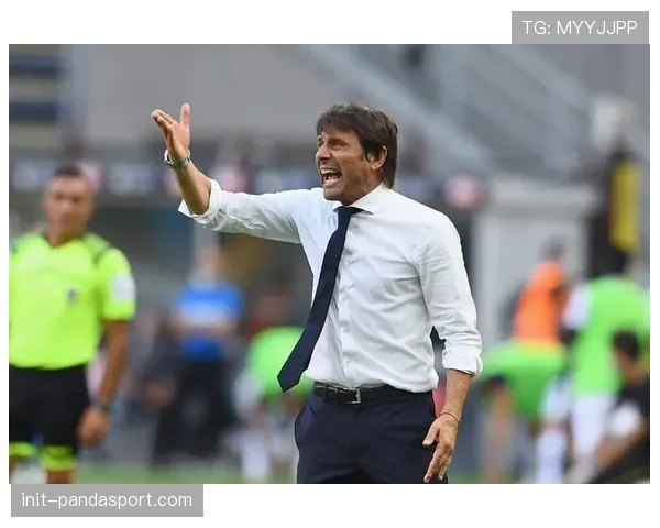 战术调整:目睹0-2落后,AC米兰主帅皮奥利果断变阵三后卫加强进攻